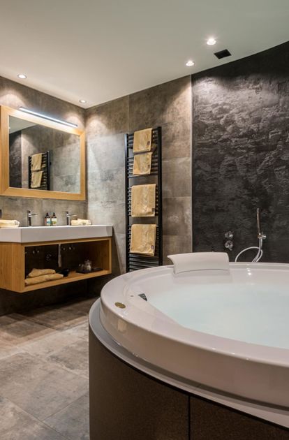Badezimmer mit Dusche und Badewanne - Garden Chalet Suite De Luxe