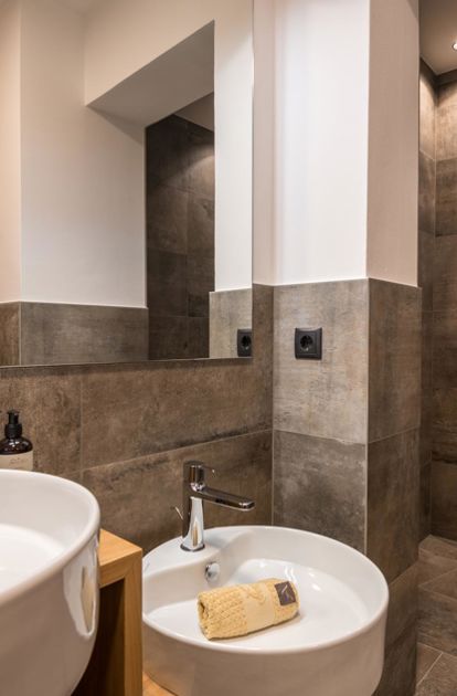 Badezimmer mit Dusche, Waschbecken und Bidet - Garden Chalet Suite De Luxe