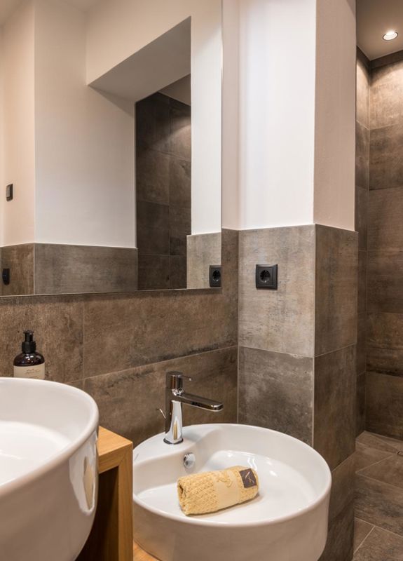 Badezimmer mit Dusche, Waschbecken und Bidet - Garden Chalet Suite De Luxe