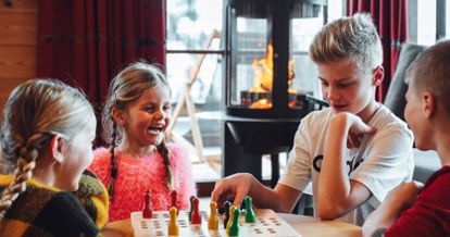 Kinder spielen ein Brettspiel