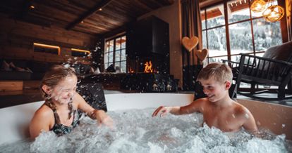 Kinder im Whirlpool